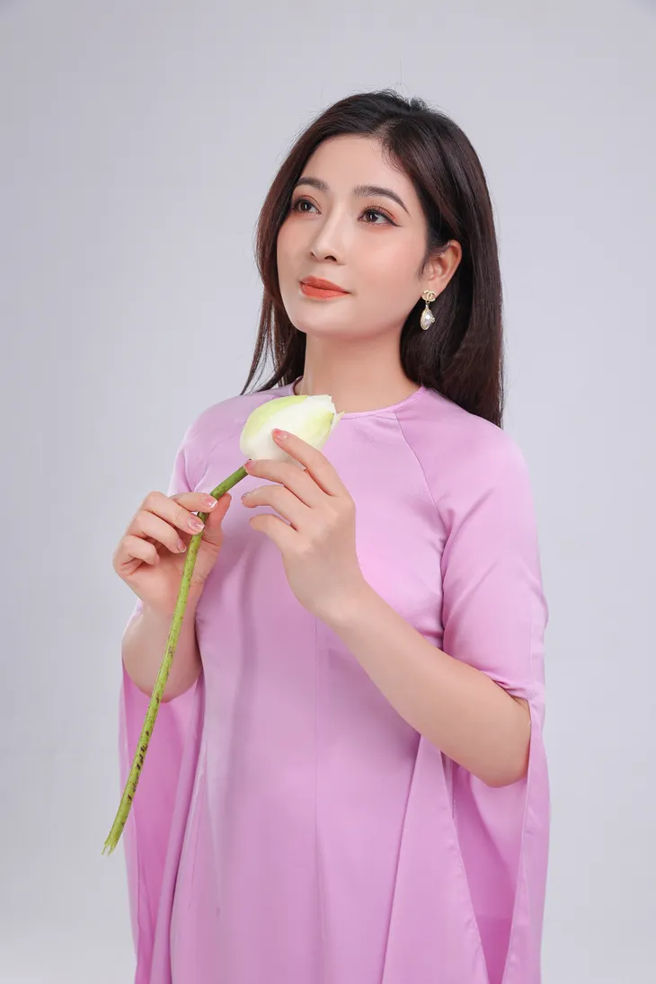 Sao mai Sông Thao tái xuất với bộ đôi MV - Ảnh 1. Sao mai Sông Thao tái xuất với bộ đôi MV - Ảnh 1.