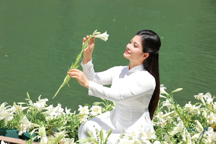 Sao mai Sông Thao tái xuất với bộ đôi MV - Ảnh 6. Sao mai Sông Thao tái xuất với bộ đôi MV - Ảnh 6.