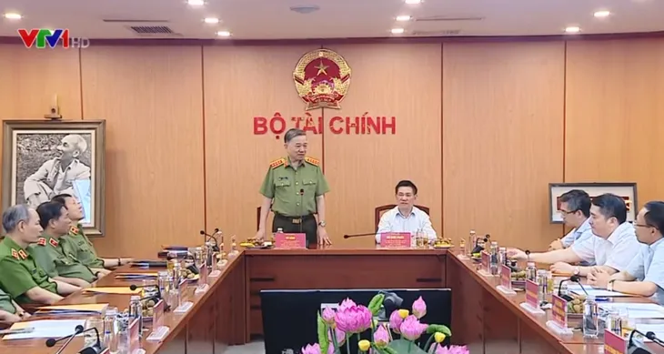 Liên Bộ phối hợp chống vi phạm về thuế, hải quan, chứng khoán - Ảnh 1. Liên Bộ phối hợp chống vi phạm về thuế, hải quan, chứng khoán - Ảnh 1.