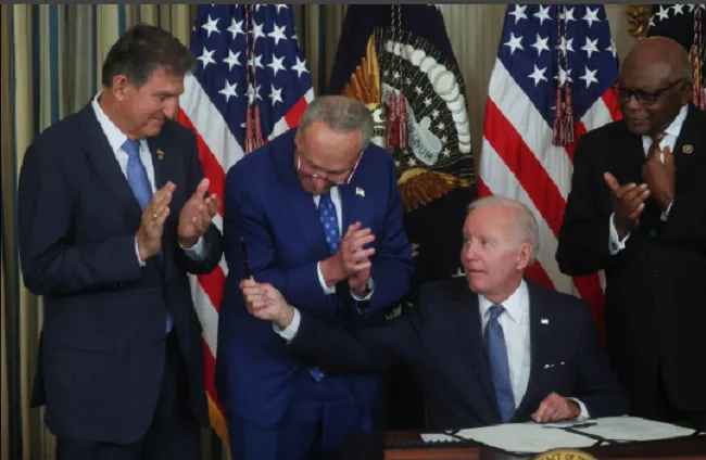 Tổng thống Mỹ Biden ký dự luật về khí hậu, chăm sóc sức khỏe và thuế trị giá 430 tỷ USD - Ảnh 1. Tổng thống Mỹ Biden ký dự luật về khí hậu, chăm sóc sức khỏe và thuế trị giá 430 tỷ USD - Ảnh 1.