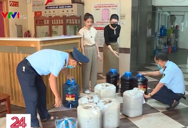 Phát hiện rượu không rõ nguồn gốc, chủ cơ sở bao biện của khách gửi - Ảnh 1. Phát hiện rượu không rõ nguồn gốc, chủ cơ sở bao biện của khách gửi - Ảnh 1.