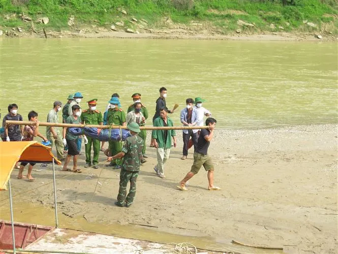 Vụ lật thuyền trên sông Chảy: Đã tìm thấy 3 nạn nhân cuối cùng - Ảnh 5. Vụ lật thuyền trên sông Chảy: Đã tìm thấy 3 nạn nhân cuối cùng - Ảnh 5.