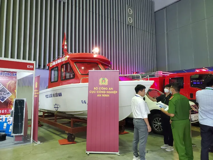 Nhiều sản phẩm thiết bị PCCC ứng dụng công nghệ cao tại triển lãm Fire Safety and Rescue Việt Nam - Ảnh 3. Nhiều sản phẩm thiết bị PCCC ứng dụng công nghệ cao tại triển lãm Fire Safety and Rescue Việt Nam - Ảnh 3.