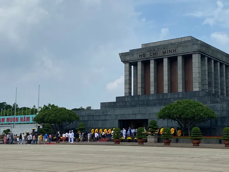 Người dân nô nức đến thăm Lăng Bác sau ngày mở cửa trở lại - Ảnh 1. Người dân nô nức đến thăm Lăng Bác sau ngày mở cửa trở lại - Ảnh 1.