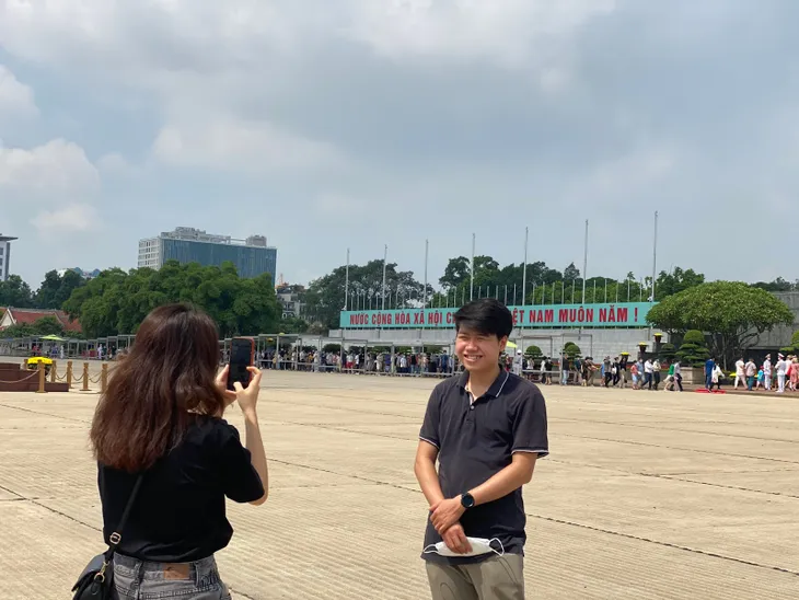 Người dân nô nức đến thăm Lăng Bác sau ngày mở cửa trở lại - Ảnh 3. Người dân nô nức đến thăm Lăng Bác sau ngày mở cửa trở lại - Ảnh 3.