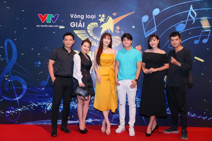 Bộ đôi MC xinh đẹp song Mỹ đọ sắc trên thảm đỏ Sao Mai - Ảnh 1. Bộ đôi MC xinh đẹp song Mỹ đọ sắc trên thảm đỏ Sao Mai - Ảnh 1.