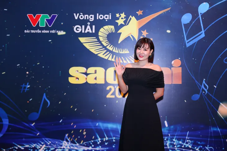 Bộ đôi MC xinh đẹp song Mỹ đọ sắc trên thảm đỏ Sao Mai - Ảnh 3. Bộ đôi MC xinh đẹp song Mỹ đọ sắc trên thảm đỏ Sao Mai - Ảnh 3.