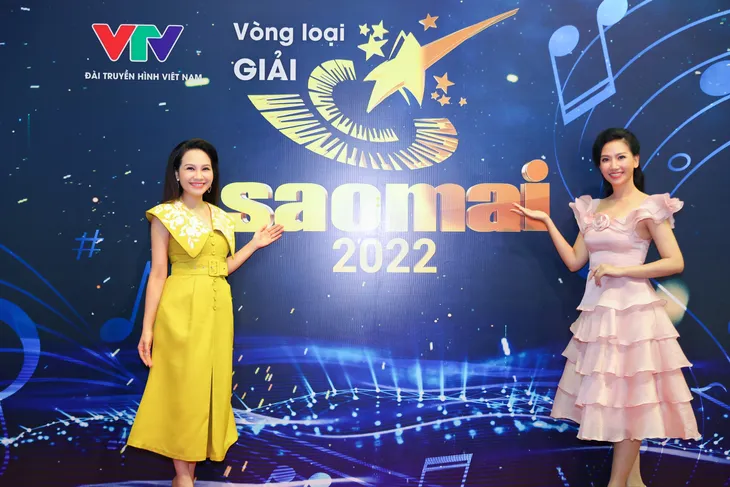 Bộ đôi MC xinh đẹp song Mỹ đọ sắc trên thảm đỏ Sao Mai - Ảnh 2. Bộ đôi MC xinh đẹp song Mỹ đọ sắc trên thảm đỏ Sao Mai - Ảnh 2.