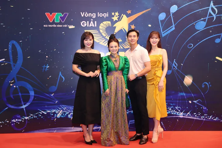 Bộ đôi MC xinh đẹp song Mỹ đọ sắc trên thảm đỏ Sao Mai - Ảnh 5. Bộ đôi MC xinh đẹp song Mỹ đọ sắc trên thảm đỏ Sao Mai - Ảnh 5.