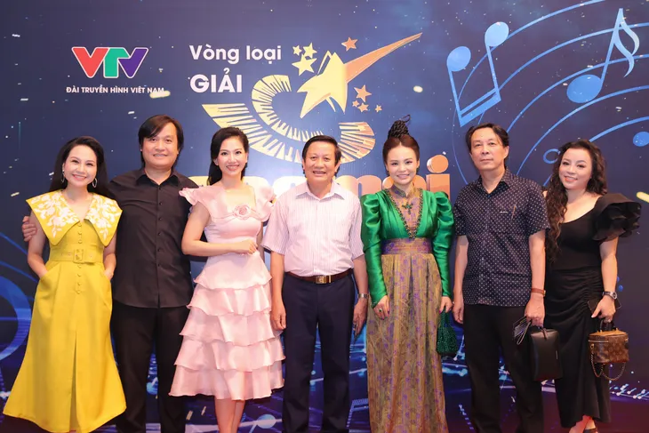 Bộ đôi MC xinh đẹp song Mỹ đọ sắc trên thảm đỏ Sao Mai - Ảnh 9. Bộ đôi MC xinh đẹp song Mỹ đọ sắc trên thảm đỏ Sao Mai - Ảnh 9.