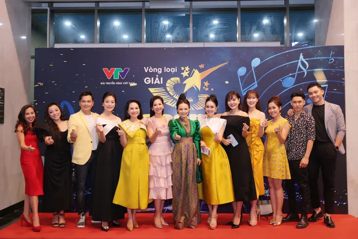 Bộ đôi MC xinh đẹp song Mỹ đọ sắc trên thảm đỏ Sao Mai - Ảnh 10. Bộ đôi MC xinh đẹp song Mỹ đọ sắc trên thảm đỏ Sao Mai - Ảnh 10.