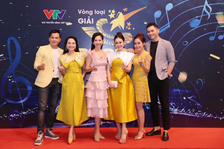 Bộ đôi MC xinh đẹp song Mỹ đọ sắc trên thảm đỏ Sao Mai - Ảnh 7. Bộ đôi MC xinh đẹp song Mỹ đọ sắc trên thảm đỏ Sao Mai - Ảnh 7.
