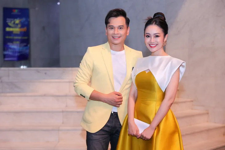 Bộ đôi MC xinh đẹp song Mỹ đọ sắc trên thảm đỏ Sao Mai - Ảnh 4. Bộ đôi MC xinh đẹp song Mỹ đọ sắc trên thảm đỏ Sao Mai - Ảnh 4.