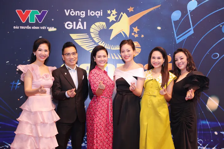 Bộ đôi MC xinh đẹp song Mỹ đọ sắc trên thảm đỏ Sao Mai - Ảnh 8. Bộ đôi MC xinh đẹp song Mỹ đọ sắc trên thảm đỏ Sao Mai - Ảnh 8.