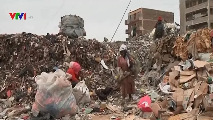 Người nhặt rác ở Kenya đối mặt nguy cơ ung thư và vô sinh vì khí độc - Ảnh 1. Người nhặt rác ở Kenya đối mặt nguy cơ ung thư và vô sinh vì khí độc - Ảnh 1.