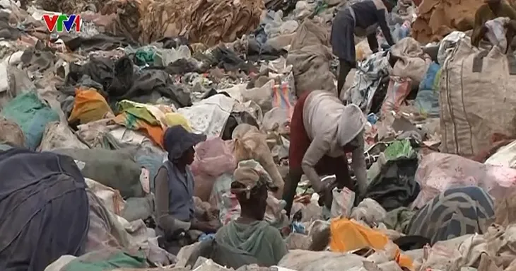 Người nhặt rác ở Kenya đối mặt nguy cơ ung thư và vô sinh vì khí độc - Ảnh 2. Người nhặt rác ở Kenya đối mặt nguy cơ ung thư và vô sinh vì khí độc - Ảnh 2.