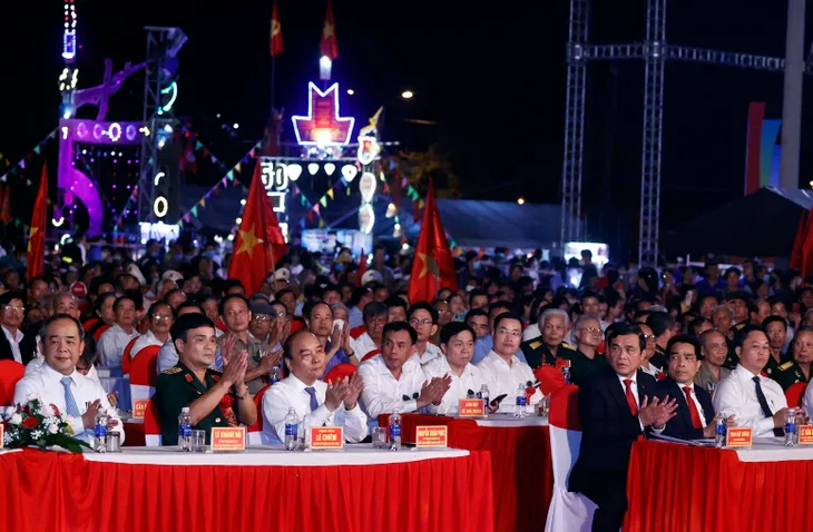 Chủ tịch Nước dự Lễ kỷ niệm 50 năm chiến thắng Cấm Dơi - Ảnh 1. Chủ tịch Nước dự Lễ kỷ niệm 50 năm chiến thắng Cấm Dơi - Ảnh 1.