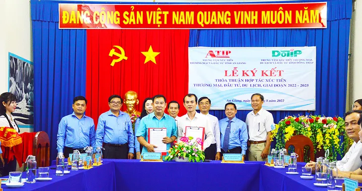 An Giang và Đồng Tháp hợp tác xúc tiến thương mại, đầu tư và du lịch - Ảnh 2. An Giang và Đồng Tháp hợp tác xúc tiến thương mại, đầu tư và du lịch - Ảnh 2.