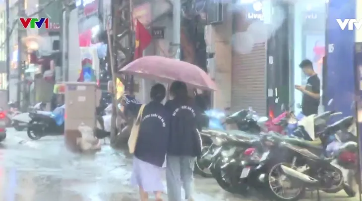 Vỉa hè bị lấn chiếm, người đi bộ bị đẩy xuống lòng đường - Ảnh 2. Vỉa hè bị lấn chiếm, người đi bộ bị đẩy xuống lòng đường - Ảnh 2.