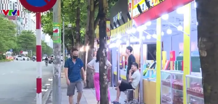 Vỉa hè bị lấn chiếm, người đi bộ bị đẩy xuống lòng đường - Ảnh 1. Vỉa hè bị lấn chiếm, người đi bộ bị đẩy xuống lòng đường - Ảnh 1.