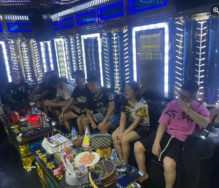 Đột kích quán karaoke “chui”, phát hiện nhiều đối tượng sử dụng ma túy - Ảnh 1. Đột kích quán karaoke “chui”, phát hiện nhiều đối tượng sử dụng ma túy - Ảnh 1.
