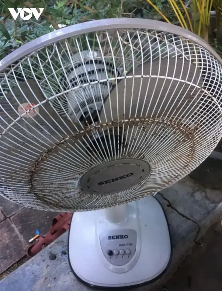 Bé gái 2 tuổi tử vong sau khi lấy muỗng chọc vào quạt điện - Ảnh 1. Bé gái 2 tuổi tử vong sau khi lấy muỗng chọc vào quạt điện - Ảnh 1.