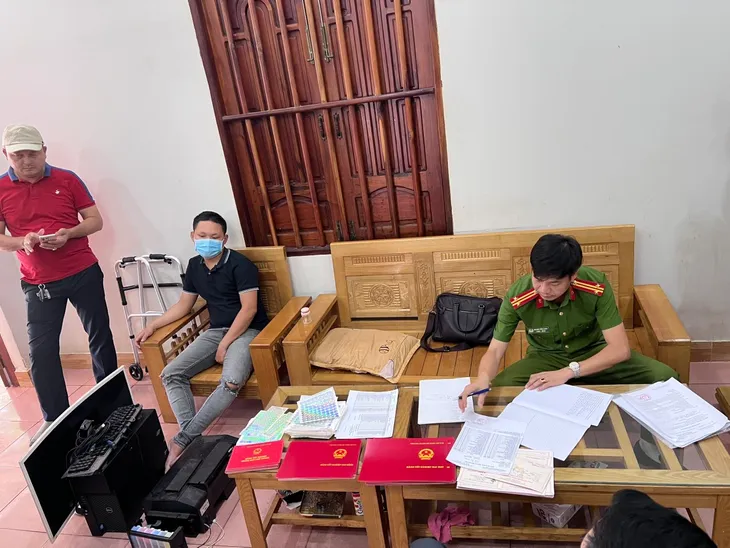 Triệt phá đường dây làm giả hộ chiếu, bằng lái, sổ đỏ... qua Internet - Ảnh 2. Triệt phá đường dây làm giả hộ chiếu, bằng lái, sổ đỏ... qua Internet - Ảnh 2.