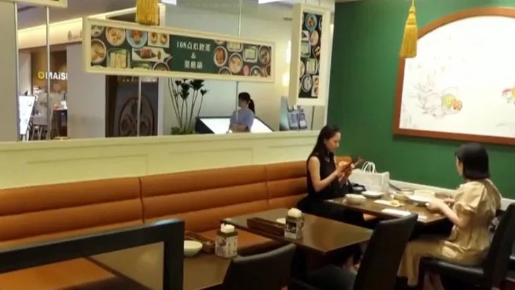 Nhật Bản chật vật đối phó với hàng trăm nghìn ca mắc mới COVID-19 mỗi ngày - Ảnh 1. Nhật Bản chật vật đối phó với hàng trăm nghìn ca mắc mới COVID-19 mỗi ngày - Ảnh 1.
