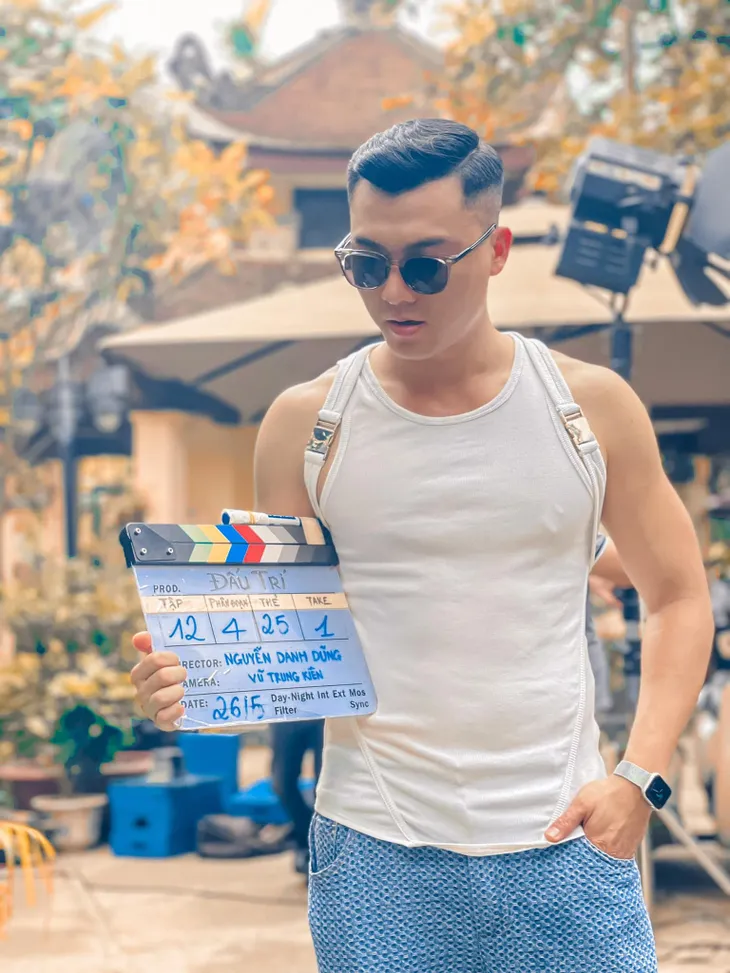 Loạt ảnh hậu trường bảnh bao, chất chơi của diễn viên Xuân Phúc trong Đấu trí - Ảnh 5. Loạt ảnh hậu trường bảnh bao, chất chơi của diễn viên Xuân Phúc trong Đấu trí - Ảnh 5.