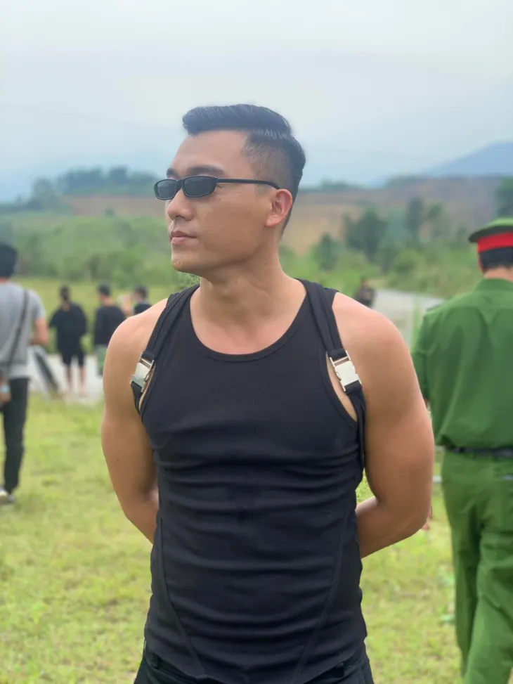 Loạt ảnh hậu trường bảnh bao, chất chơi của diễn viên Xuân Phúc trong Đấu trí - Ảnh 8. Loạt ảnh hậu trường bảnh bao, chất chơi của diễn viên Xuân Phúc trong Đấu trí - Ảnh 8.