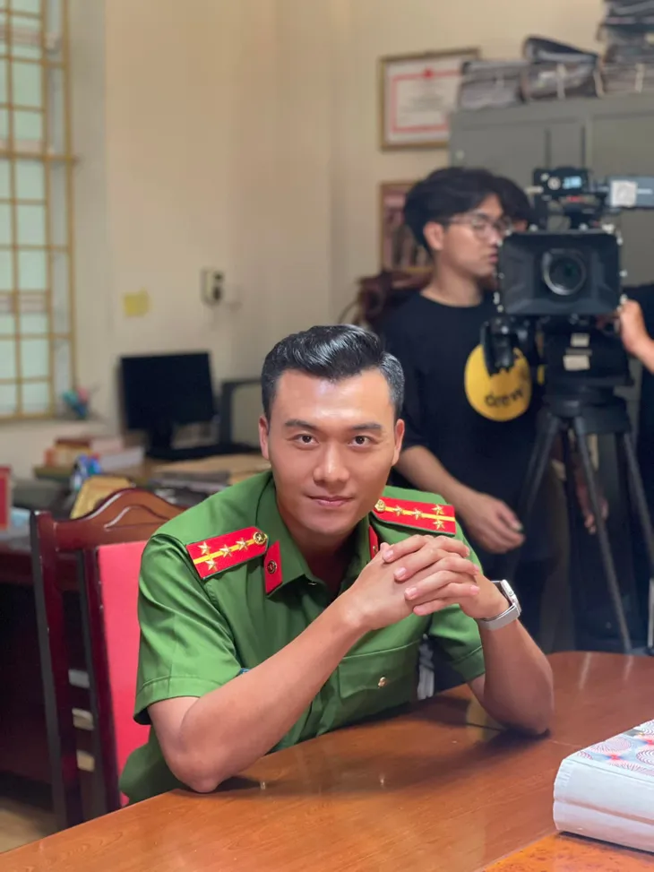 Loạt ảnh hậu trường bảnh bao, chất chơi của diễn viên Xuân Phúc trong Đấu trí - Ảnh 11. Loạt ảnh hậu trường bảnh bao, chất chơi của diễn viên Xuân Phúc trong Đấu trí - Ảnh 11.