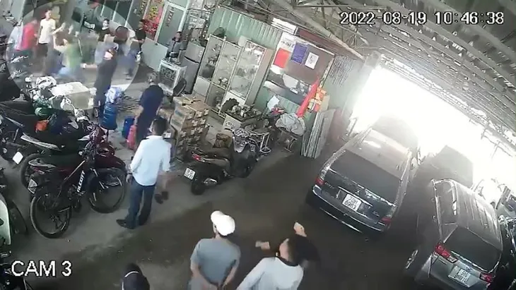 Băng nhóm cầm gậy xông vào bãi giữ xe đánh người - Ảnh 1. Băng nhóm cầm gậy xông vào bãi giữ xe đánh người - Ảnh 1.