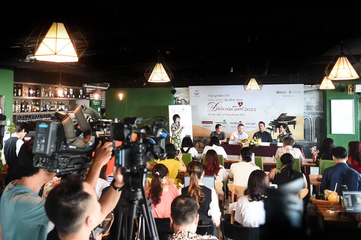 Hòa nhạc quốc gia Điều còn mãi 2022 tôn vinh các y bác sỹ - Ảnh 2. Hòa nhạc quốc gia Điều còn mãi 2022 tôn vinh các y bác sỹ - Ảnh 2.