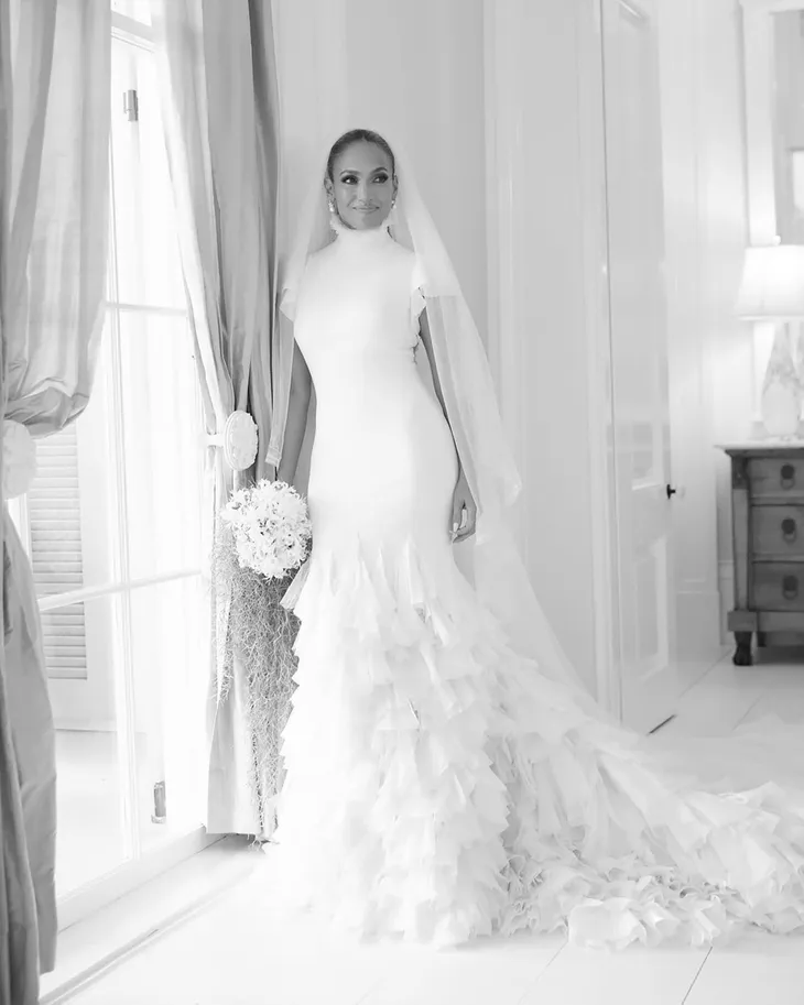 Jennifer Lopez mặc ba chiếc váy cưới siêu kỳ công và tốn kém của Ralph Lauren - Ảnh 1. Jennifer Lopez mặc ba chiếc váy cưới siêu kỳ công và tốn kém của Ralph Lauren - Ảnh 1.