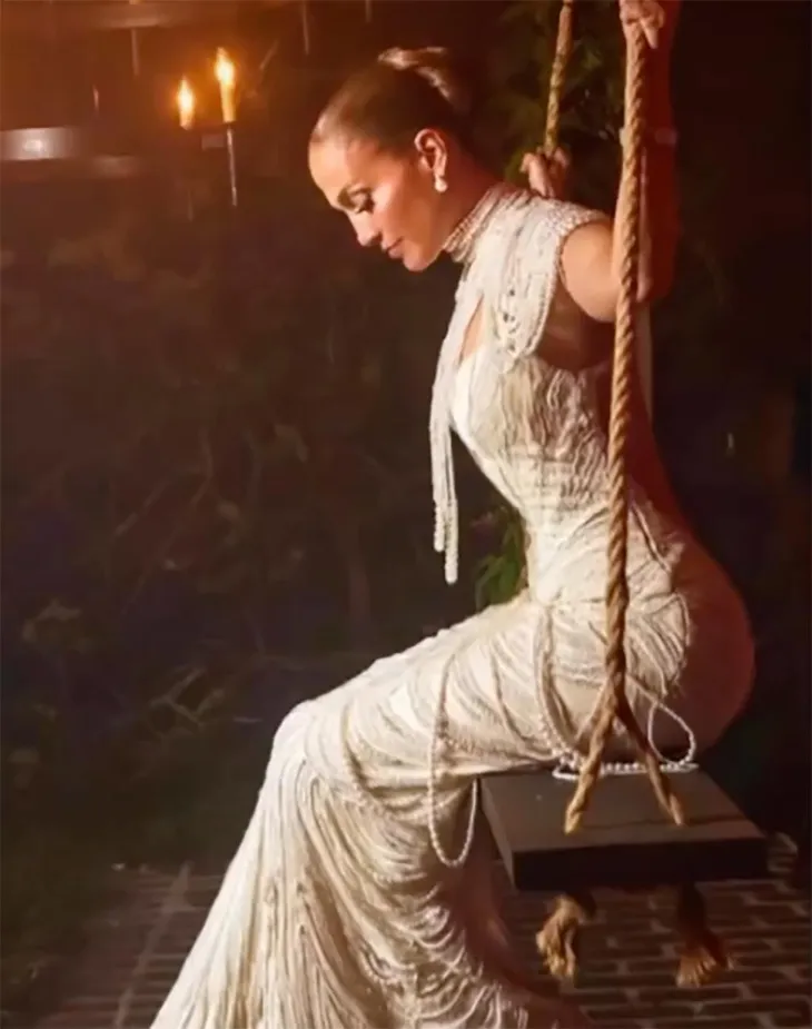 Jennifer Lopez mặc ba chiếc váy cưới siêu kỳ công và tốn kém của Ralph Lauren - Ảnh 4. Jennifer Lopez mặc ba chiếc váy cưới siêu kỳ công và tốn kém của Ralph Lauren - Ảnh 4.