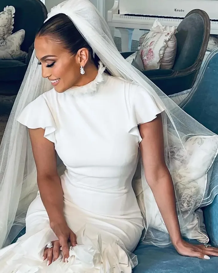 Jennifer Lopez mặc ba chiếc váy cưới siêu kỳ công và tốn kém của Ralph Lauren - Ảnh 2. Jennifer Lopez mặc ba chiếc váy cưới siêu kỳ công và tốn kém của Ralph Lauren - Ảnh 2.