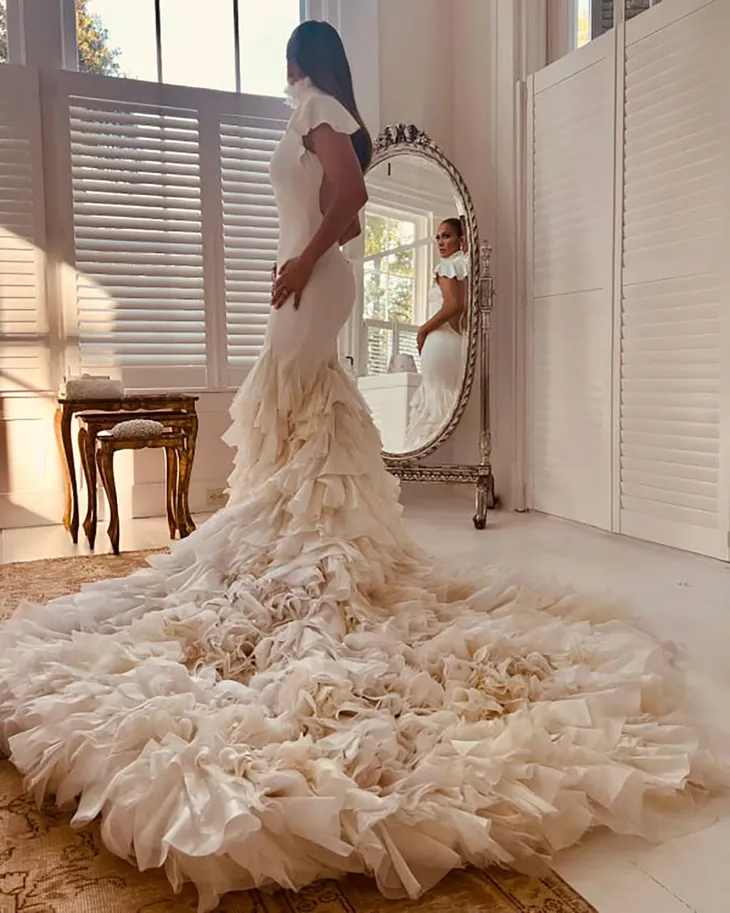 Jennifer Lopez mặc ba chiếc váy cưới siêu kỳ công và tốn kém của Ralph Lauren - Ảnh 3. Jennifer Lopez mặc ba chiếc váy cưới siêu kỳ công và tốn kém của Ralph Lauren - Ảnh 3.