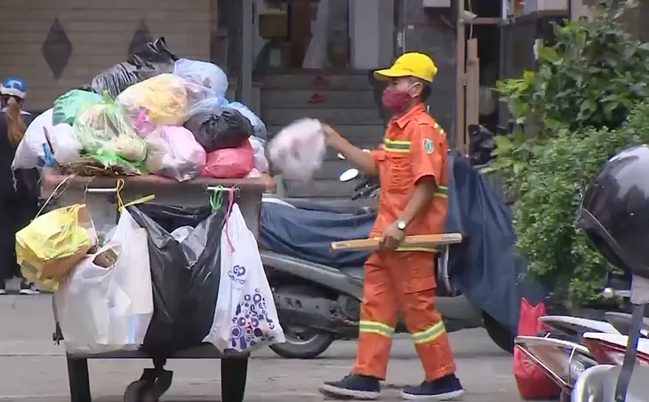 Chưa thể xử phạt không phân loại rác tại nguồn từ 25/8 - Ảnh 1. Chưa thể xử phạt không phân loại rác tại nguồn từ 25/8 - Ảnh 1.