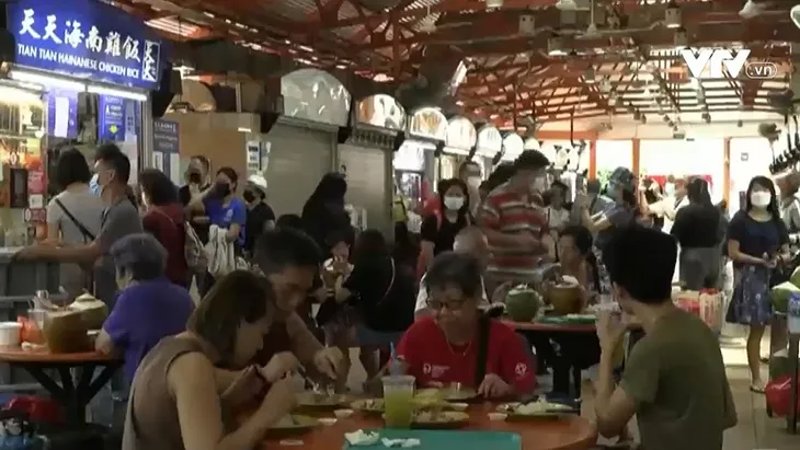 Singapore bỏ quy định đeo khẩu trang - Ảnh 1. Singapore bỏ quy định đeo khẩu trang - Ảnh 1.