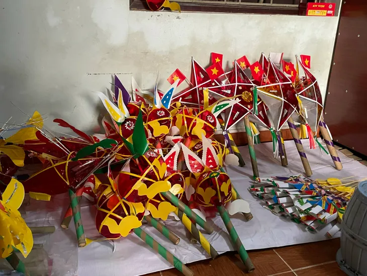 Người giữ hồn làng nghề đồ chơi Trung thu truyền thống - Ảnh 3.