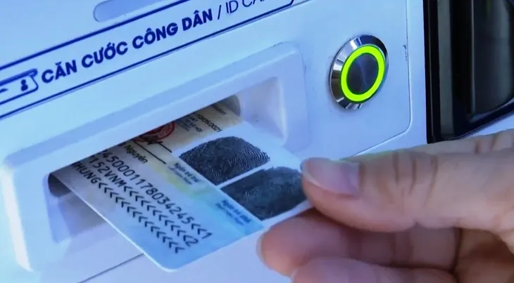 Trải nghiệm rút tiền bằng căn cước công dân gắn chip - Ảnh 1. Trải nghiệm rút tiền bằng căn cước công dân gắn chip - Ảnh 1.