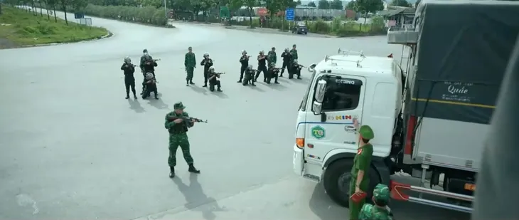 Đấu trí - Tập 27: Vũ mật phục cả đêm vây bắt xe hàng của Thịnh Gia, phút chót lại có biến - Ảnh 26. Đấu trí - Tập 27: Vũ mật phục cả đêm vây bắt xe hàng của Thịnh Gia, phút chót lại có biến - Ảnh 26.