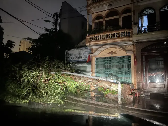 Bão số 3 gây mưa lớn, nhiều tuyến phố tại Quảng Ninh, Hải Phòng bị ngập úng - Ảnh 1. Bão số 3 gây mưa lớn, nhiều tuyến phố tại Quảng Ninh, Hải Phòng bị ngập úng - Ảnh 1.