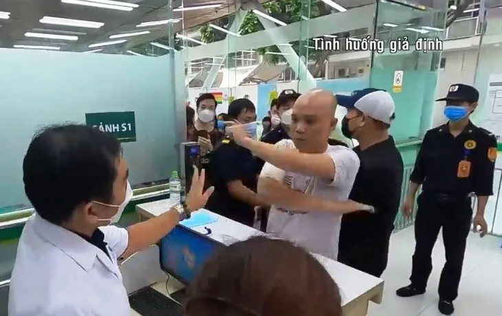 Diễn tập ứng phó tình huống bác sĩ bị hành hung - Ảnh 1.