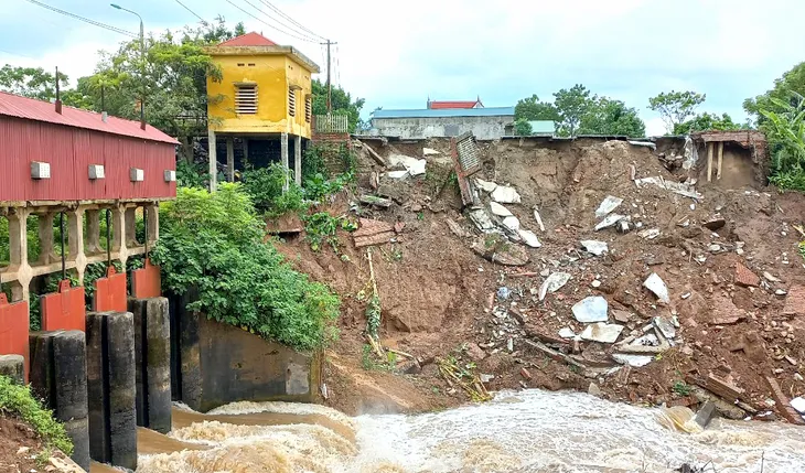 Phú Thọ: Mưa lớn diện rộng, nhiều địa phương ngập úng, sạt lở nghiêm trọng - Ảnh 2. Phú Thọ: Mưa lớn diện rộng, nhiều địa phương ngập úng, sạt lở nghiêm trọng - Ảnh 2.