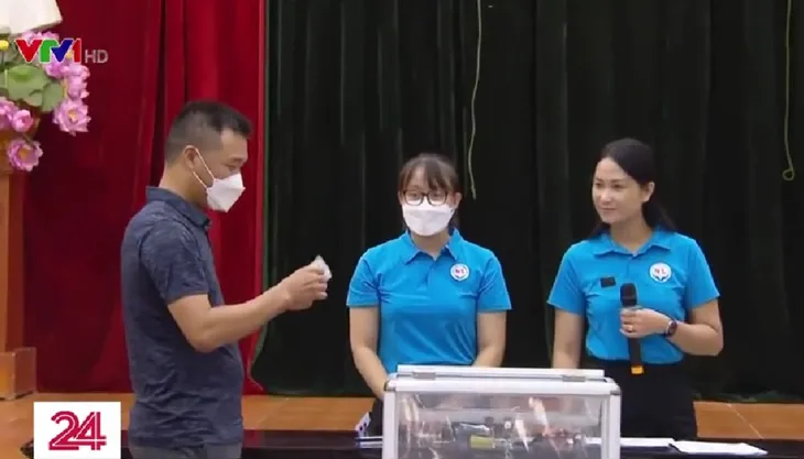 Phụ huynh Hà Nội bốc thăm may rủi giành suất học mầm non cho con - Ảnh 1. Phụ huynh Hà Nội bốc thăm may rủi giành suất học mầm non cho con - Ảnh 1.