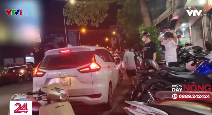 Thiếu chỗ đỗ, chủ xe rơi vào cảnh tiếp tay cho người làm trái luật - Ảnh 2. Thiếu chỗ đỗ, chủ xe rơi vào cảnh tiếp tay cho người làm trái luật - Ảnh 2.