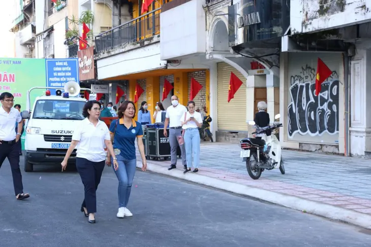 TP Hồ Chí Minh: Trả lại mặt bằng đường Lê Lợi sau 7 năm rào chắn - Ảnh 1. TP Hồ Chí Minh: Trả lại mặt bằng đường Lê Lợi sau 7 năm rào chắn - Ảnh 1.