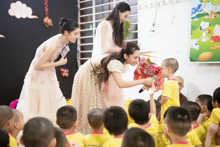Top 3 Miss World Vietnam hóa chị Hằng xinh đẹp tuyệt trần - Ảnh 1. Top 3 Miss World Vietnam hóa chị Hằng xinh đẹp tuyệt trần - Ảnh 1.