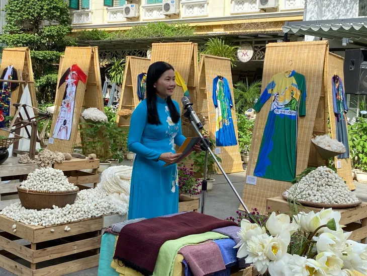 Triển lãm “Áo dài trên con đường di sản: Tôn vinh tà áo dài Việt Nam - Ảnh 1. Triển lãm “Áo dài trên con đường di sản: Tôn vinh tà áo dài Việt Nam - Ảnh 1.
